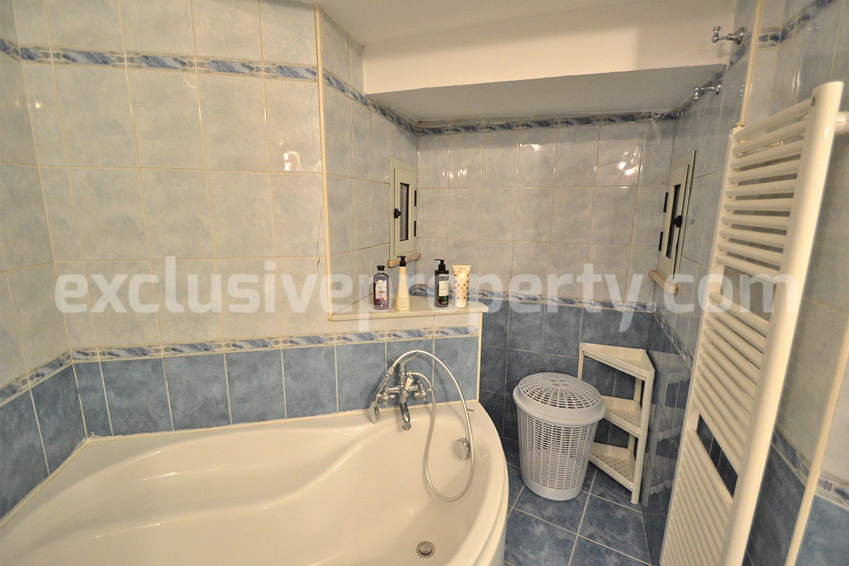 Ready-to-Live-In Townhouse for Sale in the Historic Center of Atessa with Unique Vaulted Brick Ceilings