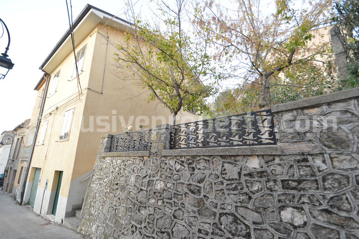Move-In Ready Home with Garage - Garden and Large Outdoor Terrace for Sale in Carunchio in Abruzzo
