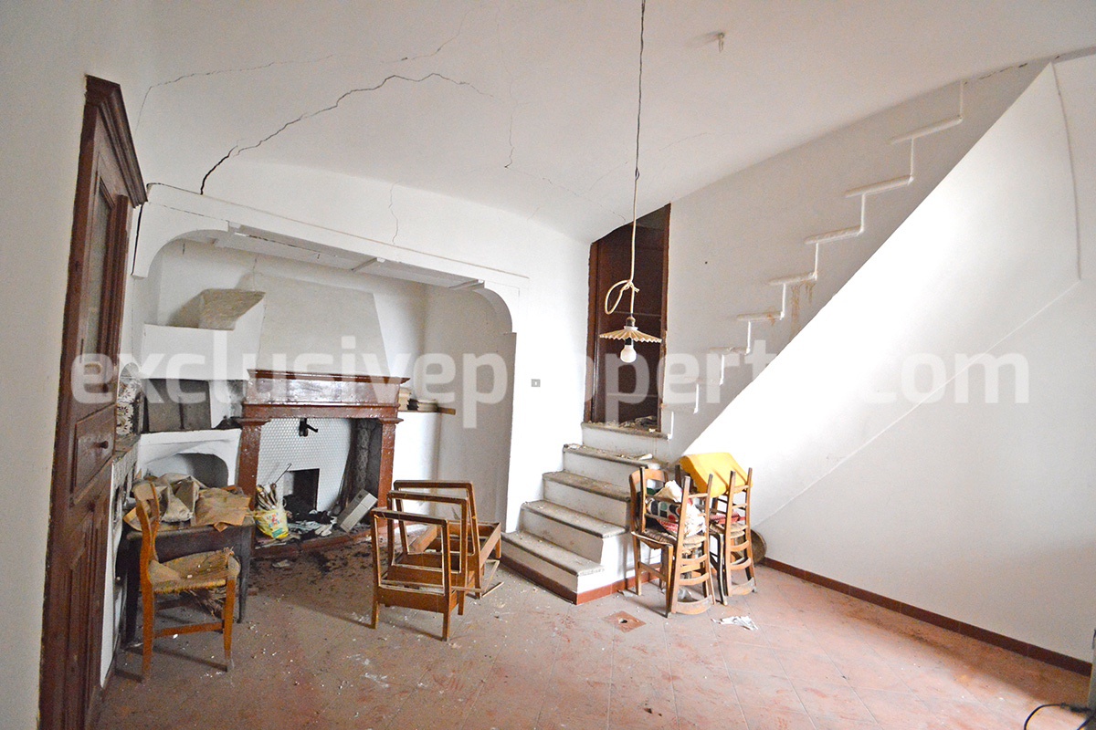House to be renovated but with a particular charm for sale in Italy 8