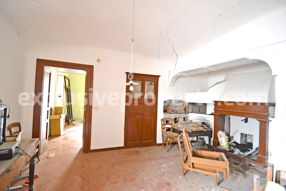 House to be renovated but with a particular charm for sale in Italy 9