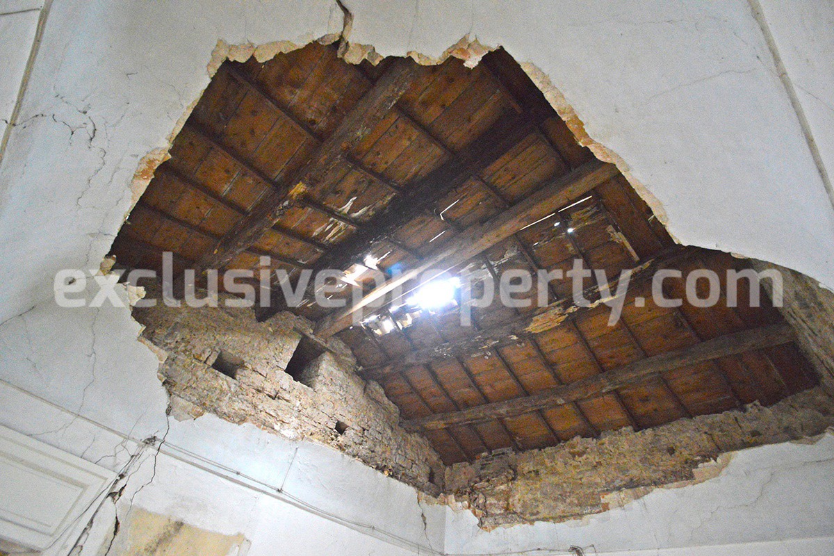 House to be renovated but with a particular charm for sale in Italy 14