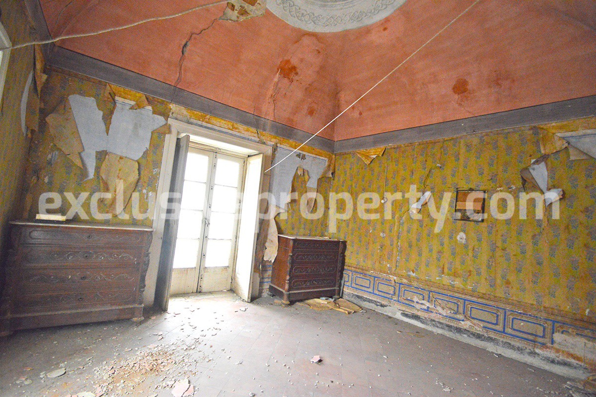 House to be renovated but with a particular charm for sale in Italy