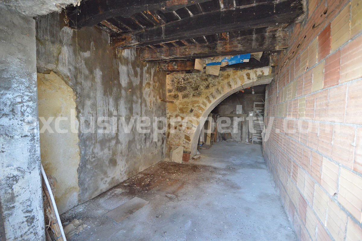 Townhouse with Garage and Panoramic Views for Sale in Tavenna - Molise