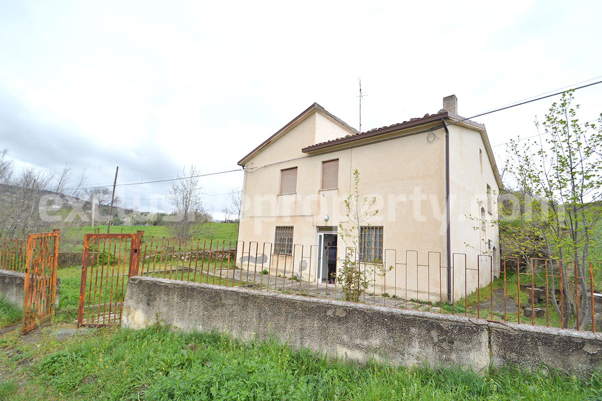 Spacious 5-Bedroom Country Home with Garden for Sale in Rural Italy - Abruzzo