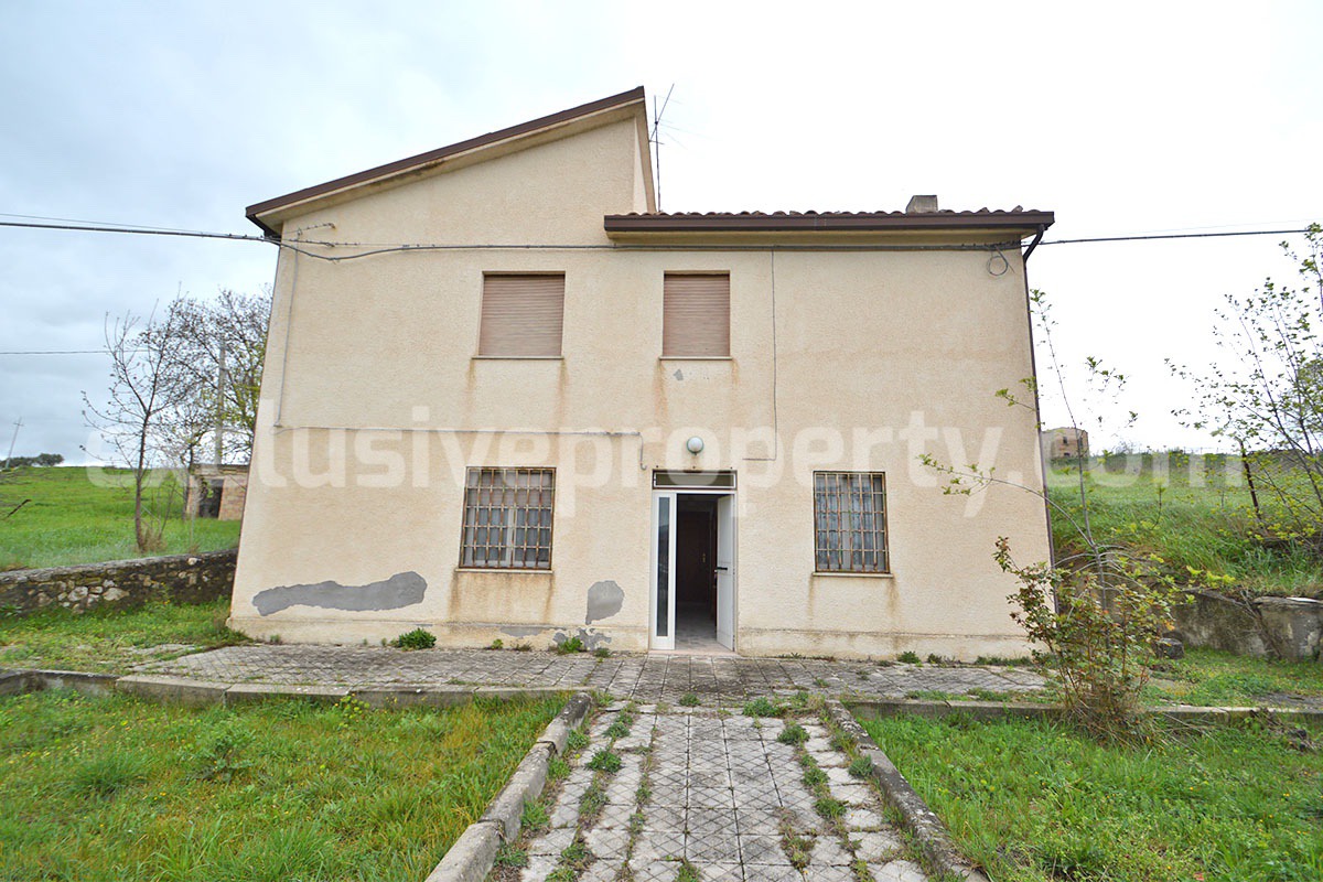 Spacious 5-Bedroom Country Home with Garden for Sale in Rural Italy - Abruzzo