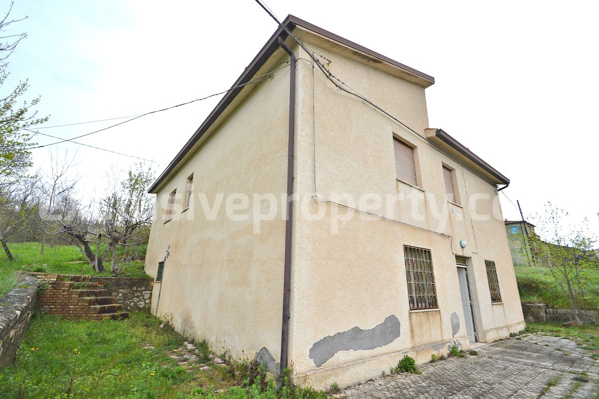 Spacious 5-Bedroom Country Home with Garden for Sale in Rural Italy - Abruzzo