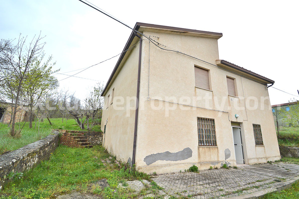 Spacious 5-Bedroom Country Home with Garden for Sale in Rural Italy - Abruzzo
