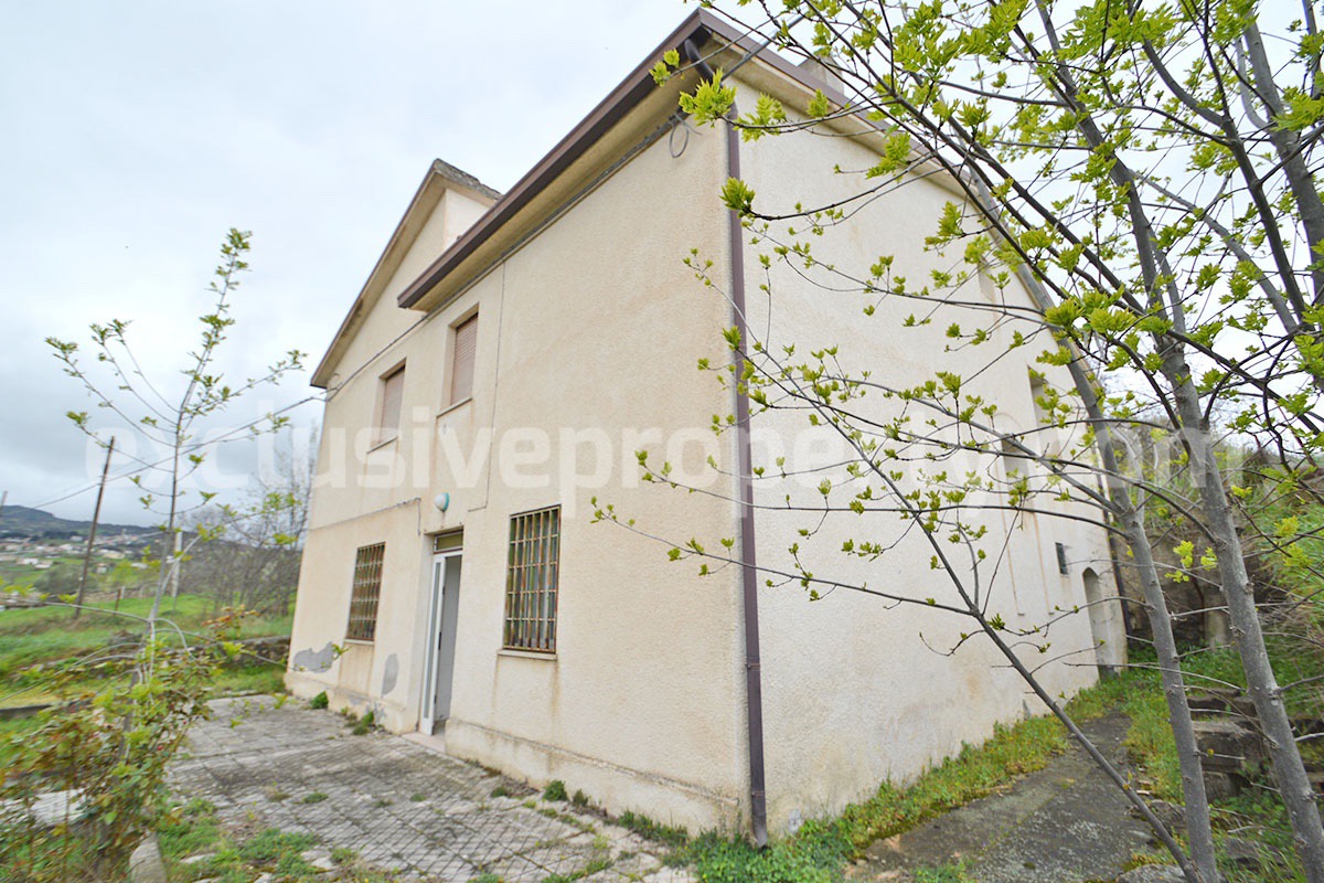 Spacious 5-Bedroom Country Home with Garden for Sale in Rural Italy - Abruzzo