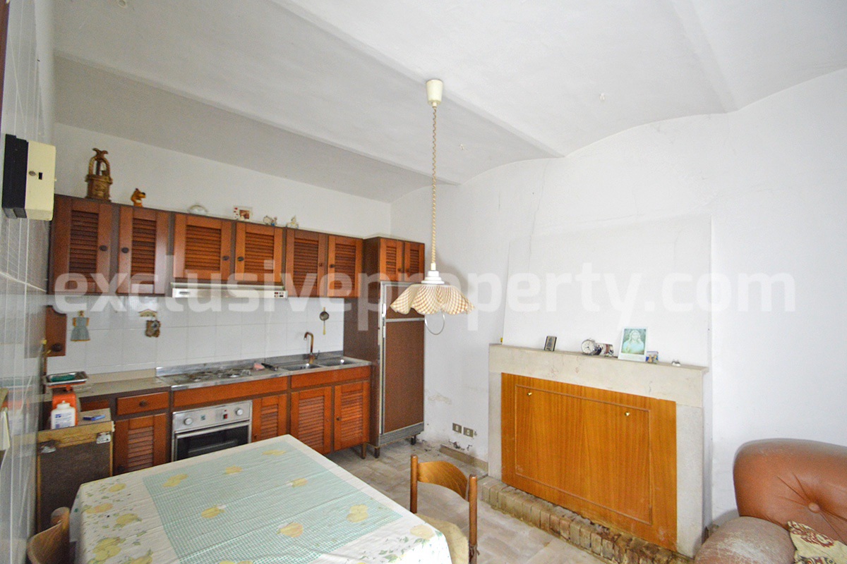 Spacious 5-Bedroom Country Home with Garden for Sale in Rural Italy - Abruzzo