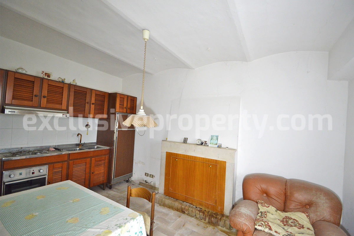 Spacious 5-Bedroom Country Home with Garden for Sale in Rural Italy - Abruzzo
