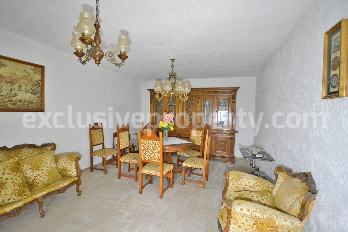 Spacious 5-Bedroom Country Home with Garden for Sale in Rural Italy - Abruzzo