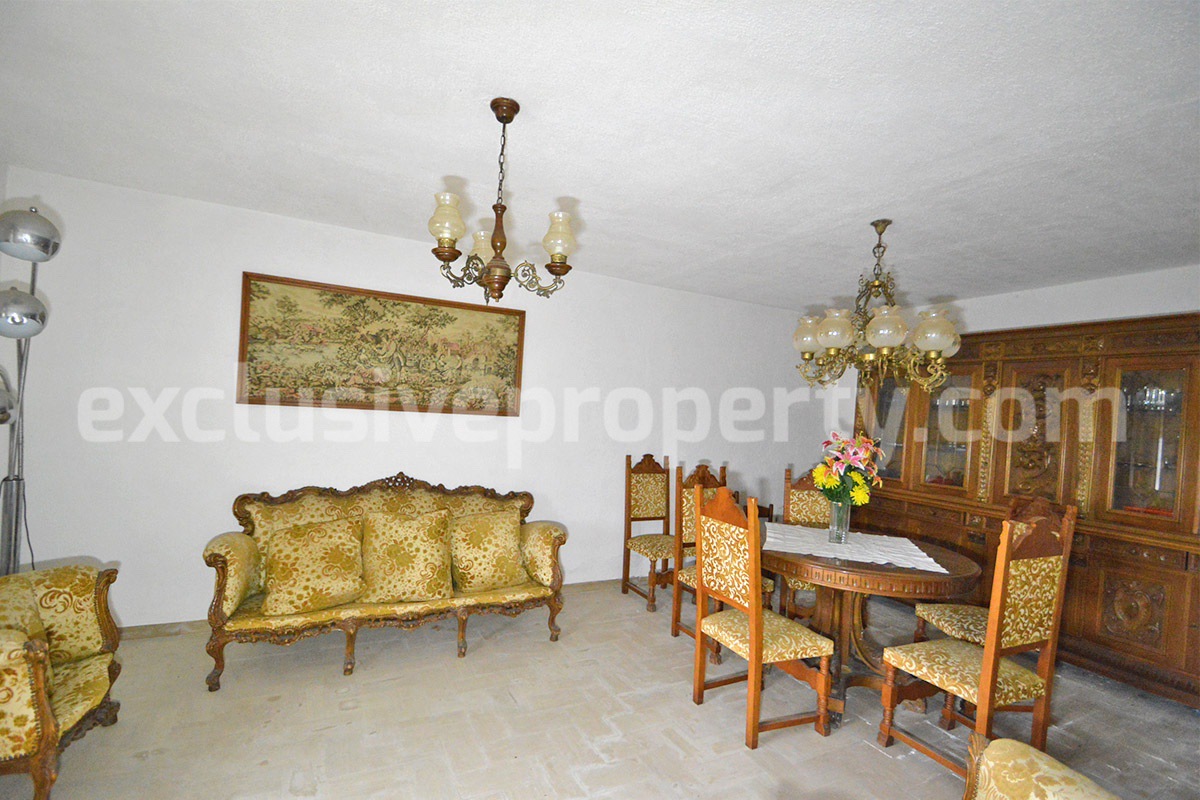 Spacious 5-Bedroom Country Home with Garden for Sale in Rural Italy - Abruzzo