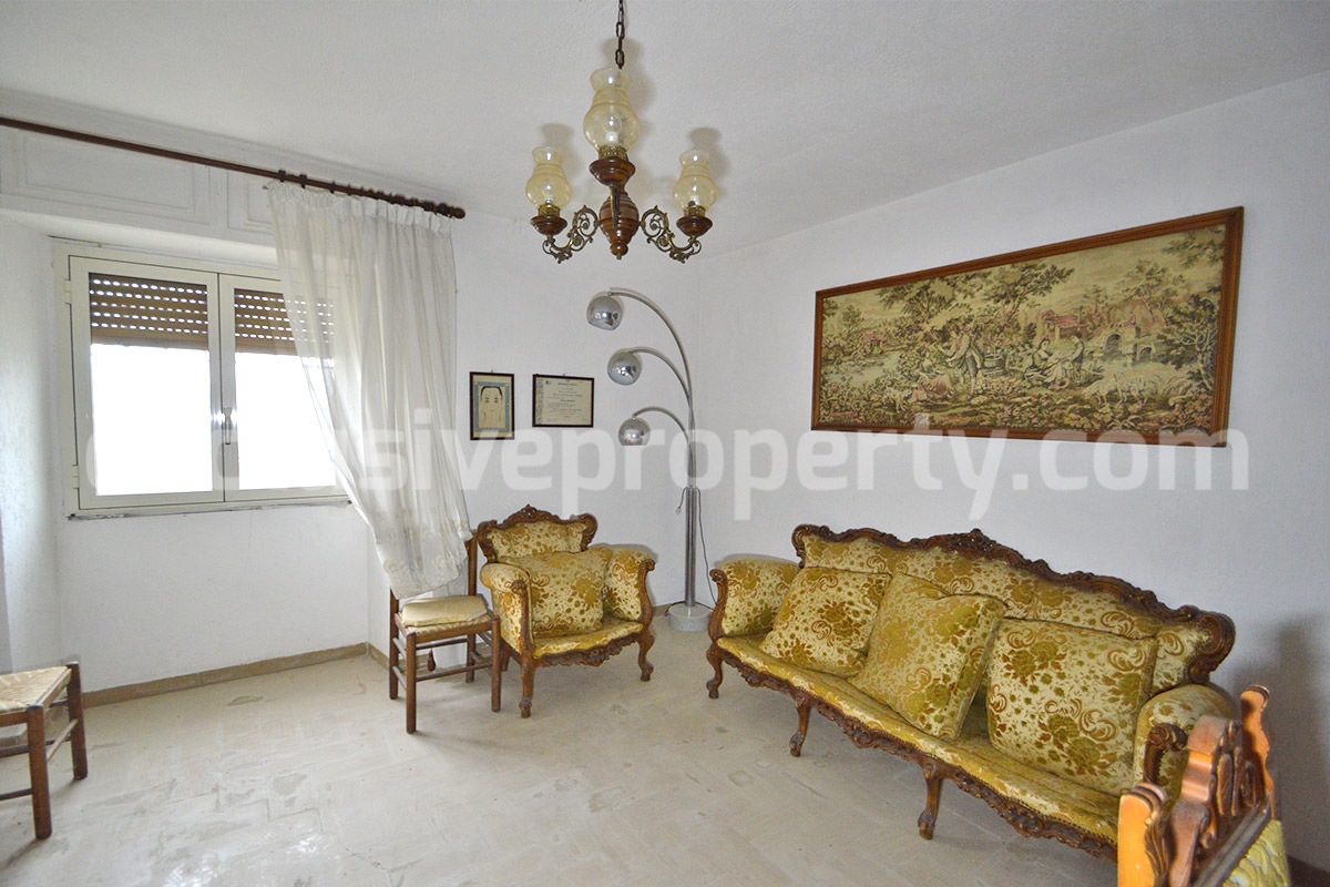 Spacious 5-Bedroom Country Home with Garden for Sale in Rural Italy - Abruzzo