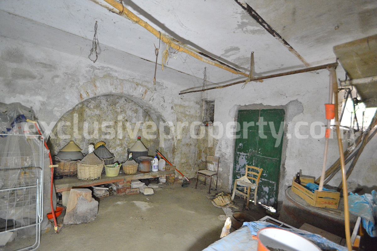 Spacious 5-Bedroom Country Home with Garden for Sale in Rural Italy - Abruzzo