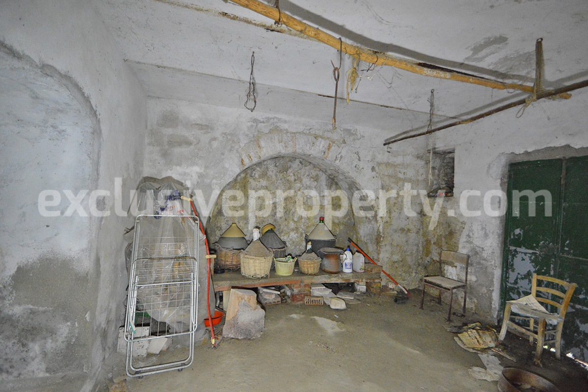 Spacious 5-Bedroom Country Home with Garden for Sale in Rural Italy - Abruzzo