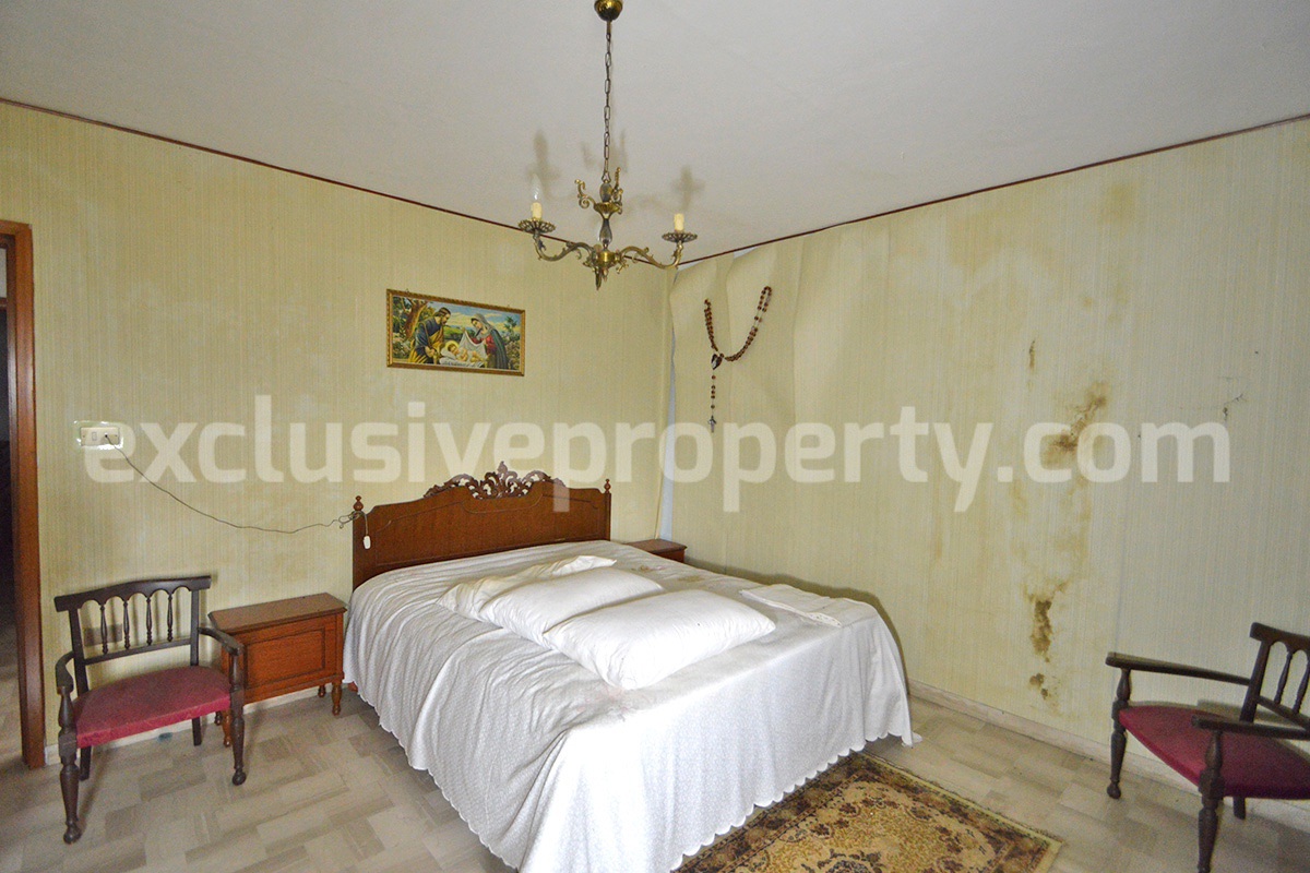 Spacious 5-Bedroom Country Home with Garden for Sale in Rural Italy - Abruzzo