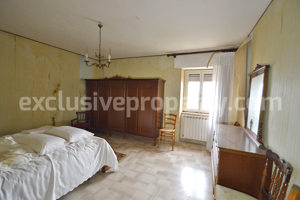 Spacious 5-Bedroom Country Home with Garden for Sale in Rural Italy - Abruzzo