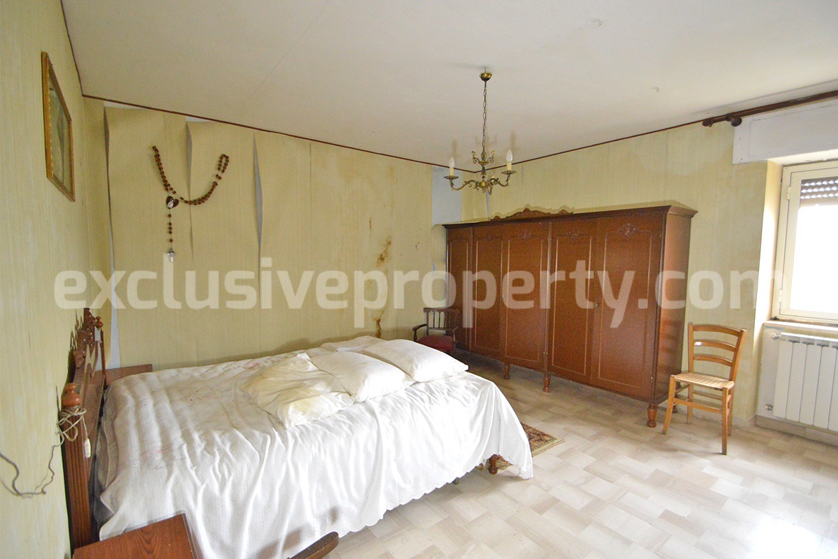 Spacious 5-Bedroom Country Home with Garden for Sale in Rural Italy - Abruzzo