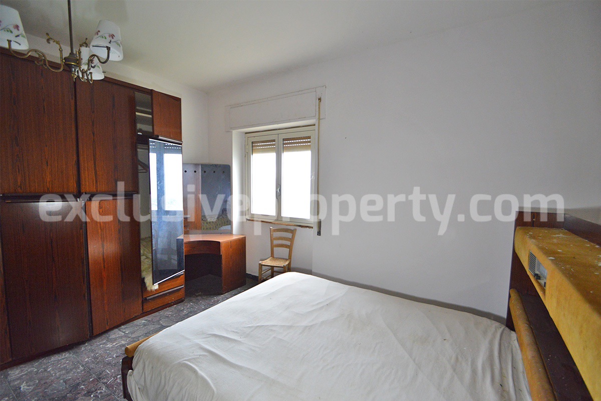 Spacious 5-Bedroom Country Home with Garden for Sale in Rural Italy - Abruzzo