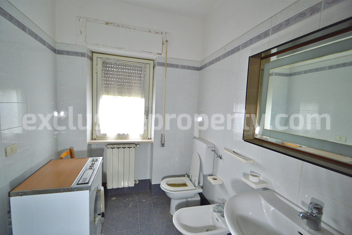 Spacious 5-Bedroom Country Home with Garden for Sale in Rural Italy - Abruzzo