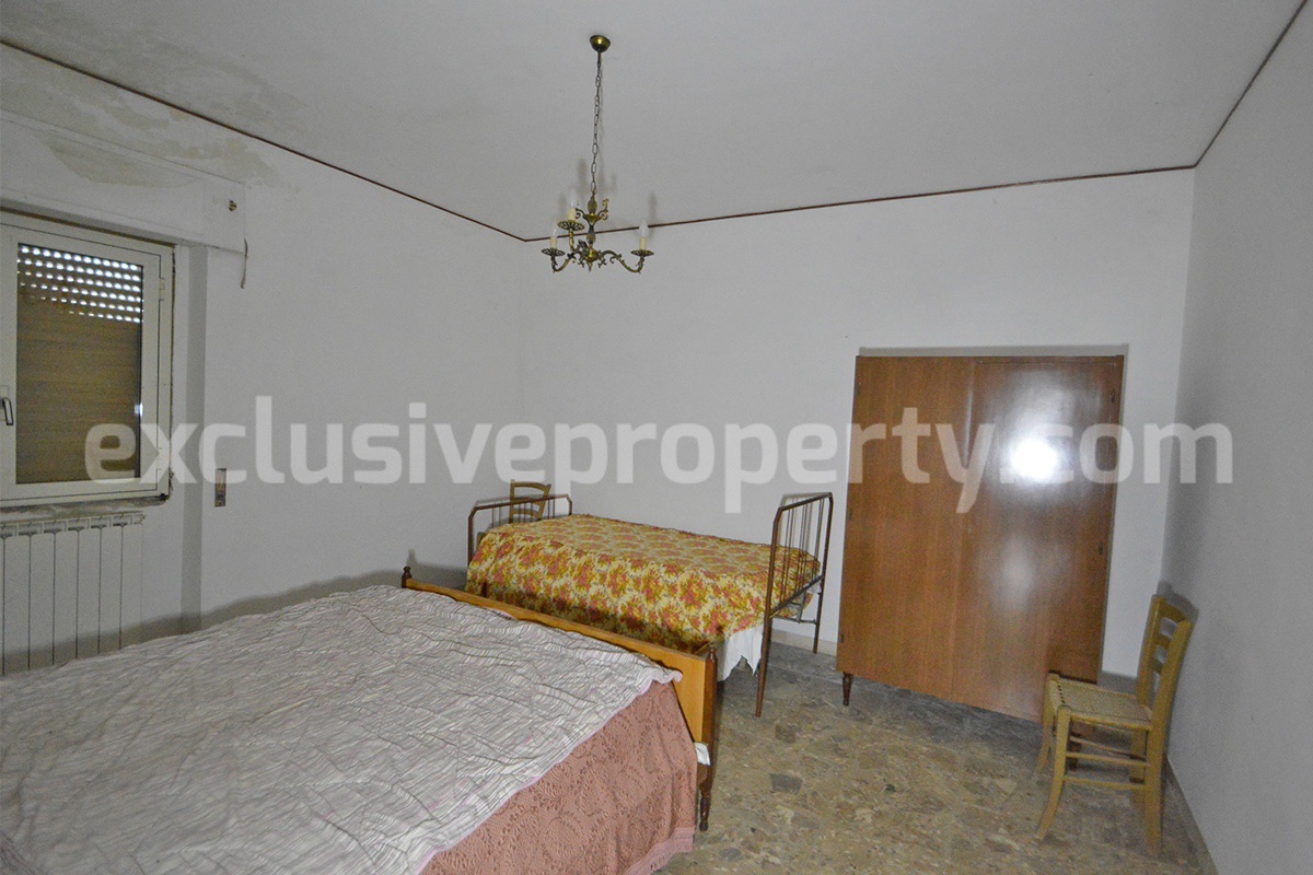Spacious 5-Bedroom Country Home with Garden for Sale in Rural Italy - Abruzzo