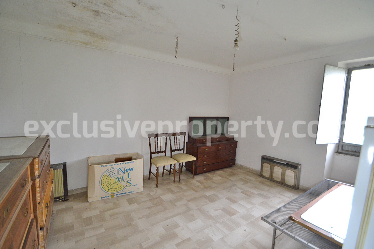 Spacious 5-Bedroom Country Home with Garden for Sale in Rural Italy - Abruzzo
