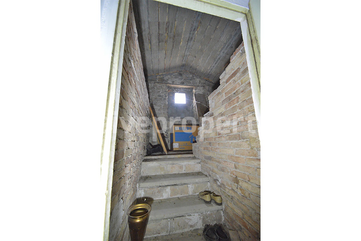 Spacious 5-Bedroom Country Home with Garden for Sale in Rural Italy - Abruzzo