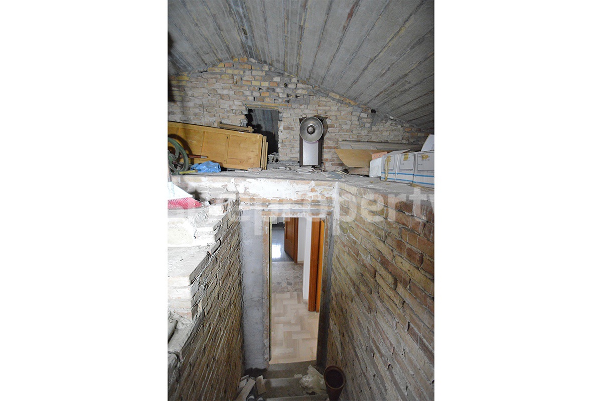 Spacious 5-Bedroom Country Home with Garden for Sale in Rural Italy - Abruzzo