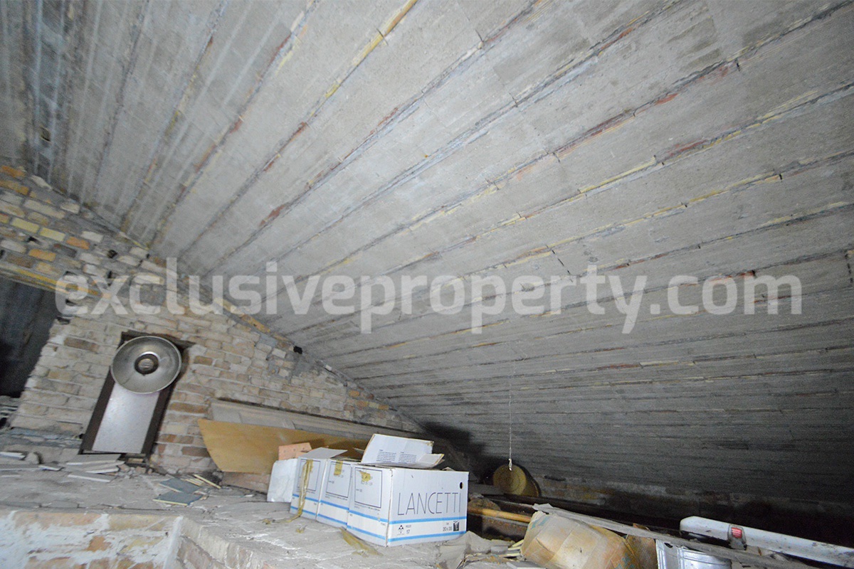 Spacious 5-Bedroom Country Home with Garden for Sale in Rural Italy - Abruzzo