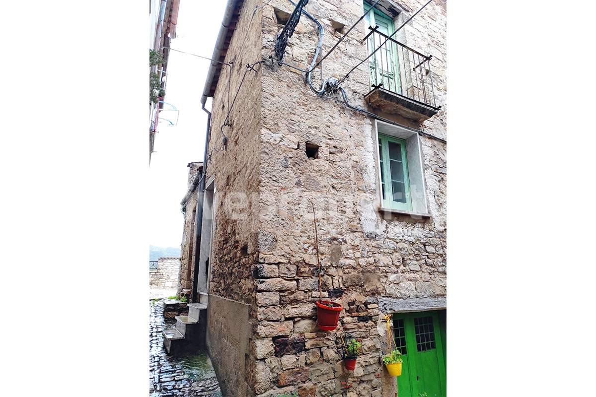 Traditional two-bedroom stone house for Sale in Molise - Italy - Full of Charm