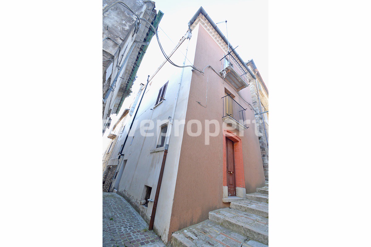 House in the historic center near the medieval castle for sale in Italy 2