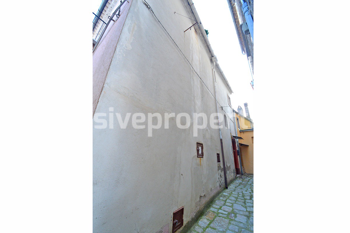 House in the historic center near the medieval castle for sale in Italy 3