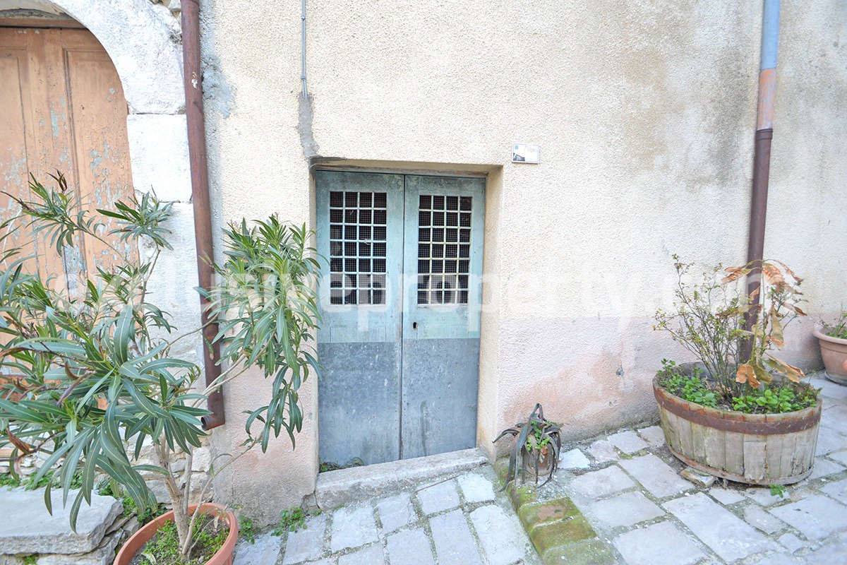 House in the historic center near the medieval castle for sale in Italy