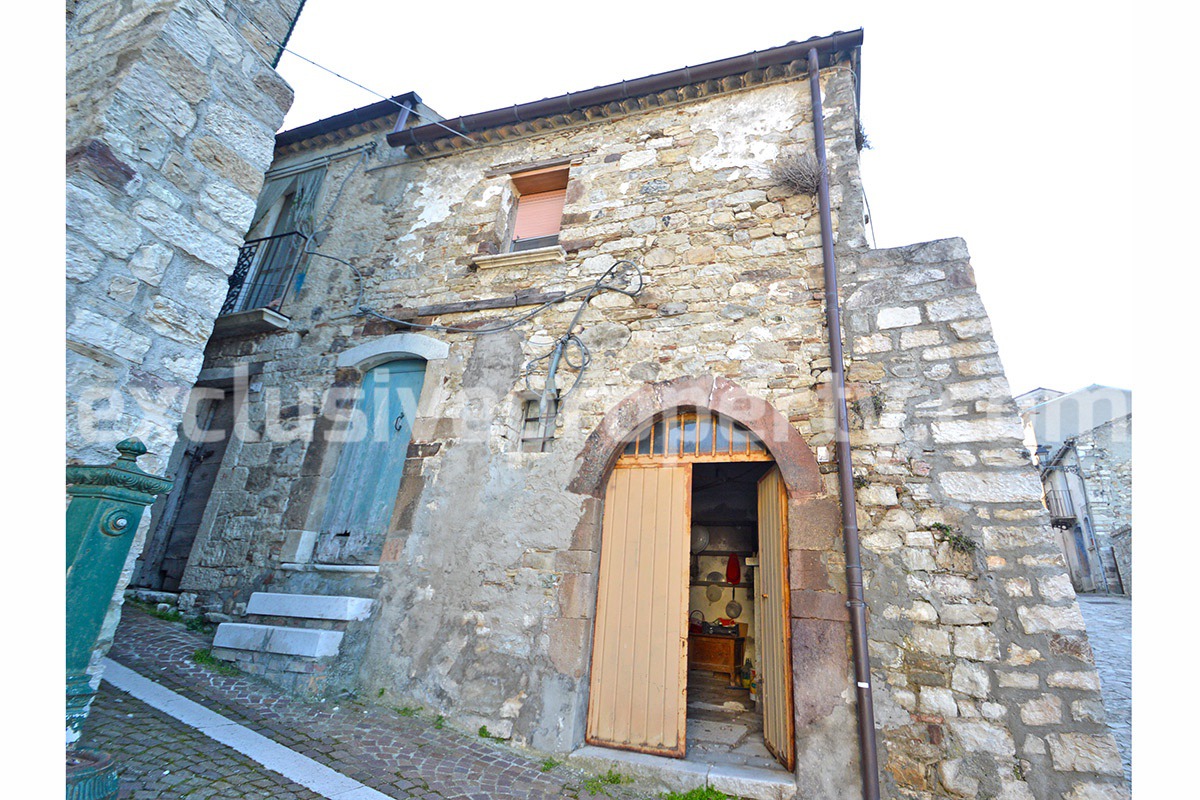 Cheap spacious stone house with characteristic details for sale in Italy