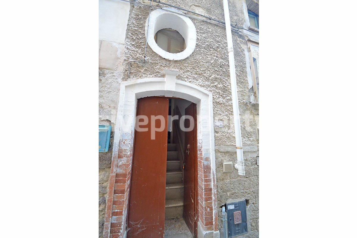 Cheap spacious stone house with characteristic details for sale in Italy