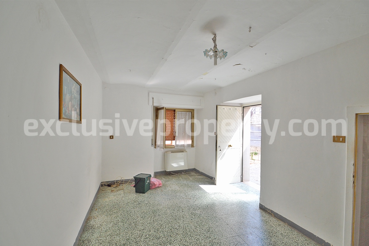 Traditional Townhouse with Vaulted Ceilings and Large Stone Cellars for Sale in Molise - Italy