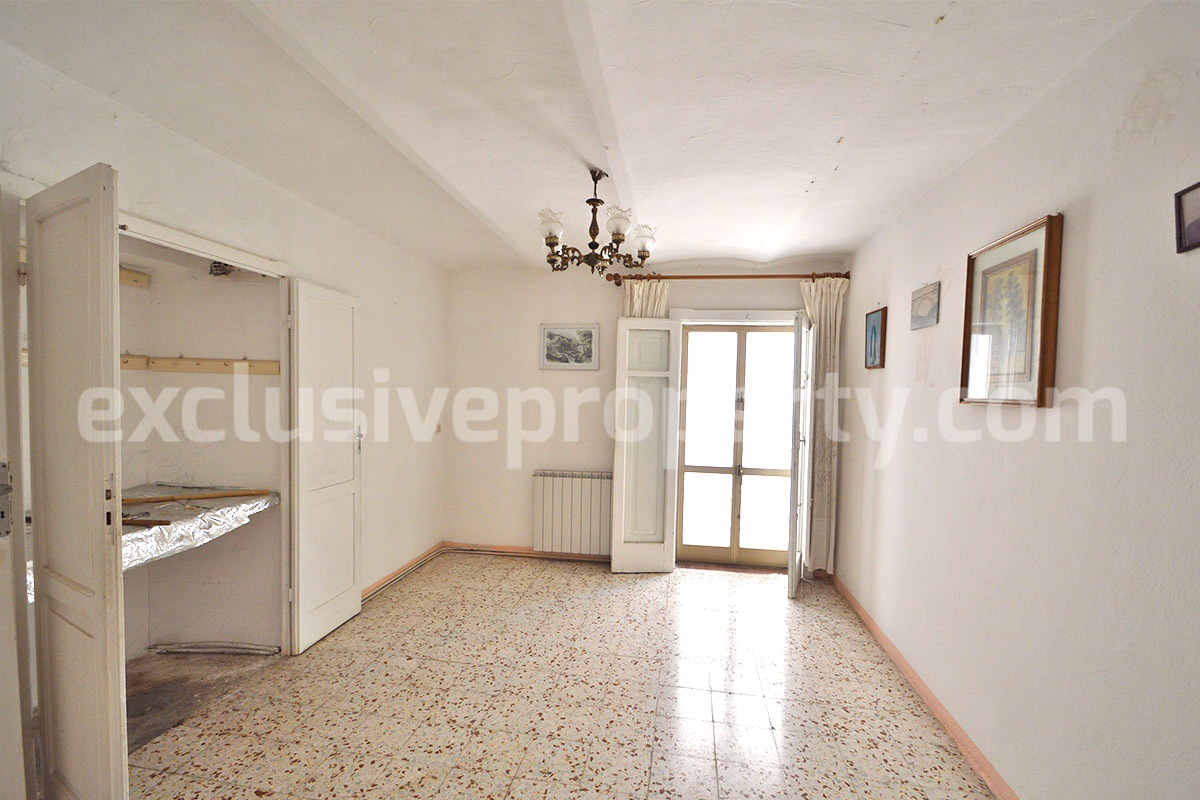 Traditional Townhouse with Vaulted Ceilings and Large Stone Cellars for Sale in Molise - Italy