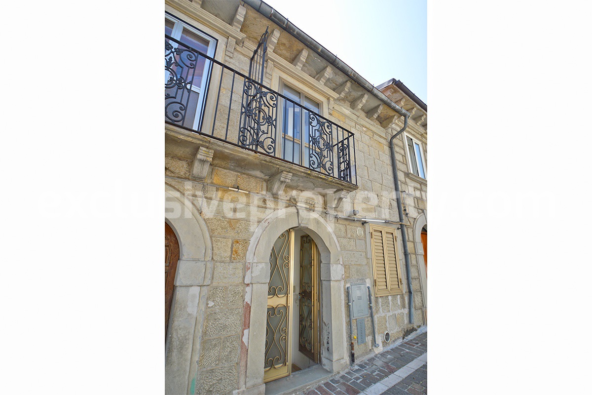 Traditional Italian Stone House with Courtyard for Sale in Castiglione Messer Marino - Abruzzo