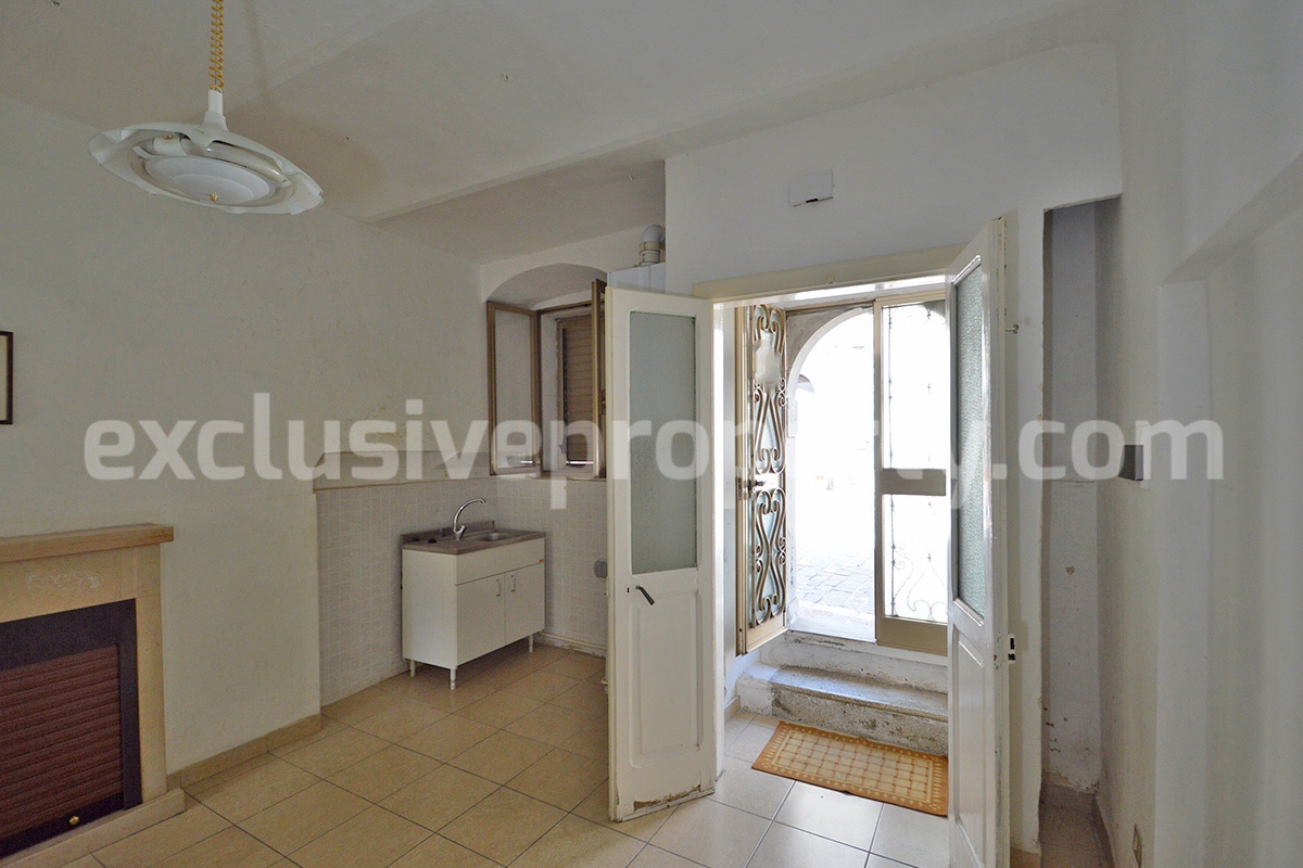 Traditional Italian Stone House with Courtyard for Sale in Castiglione Messer Marino - Abruzzo