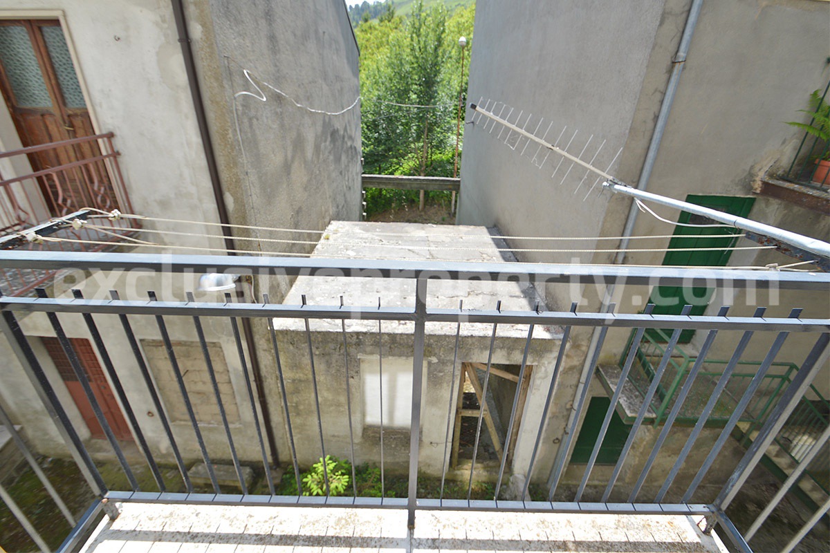 Traditional Italian Stone House with Courtyard for Sale in Castiglione Messer Marino - Abruzzo