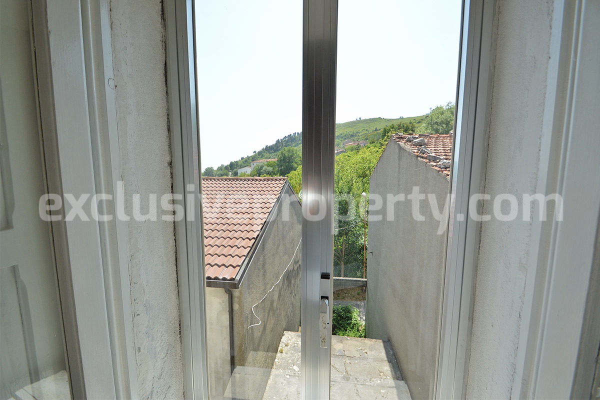 Traditional Italian Stone House with Courtyard for Sale in Castiglione Messer Marino - Abruzzo