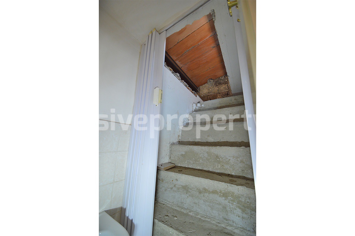 Traditional Italian Stone House with Courtyard for Sale in Castiglione Messer Marino - Abruzzo