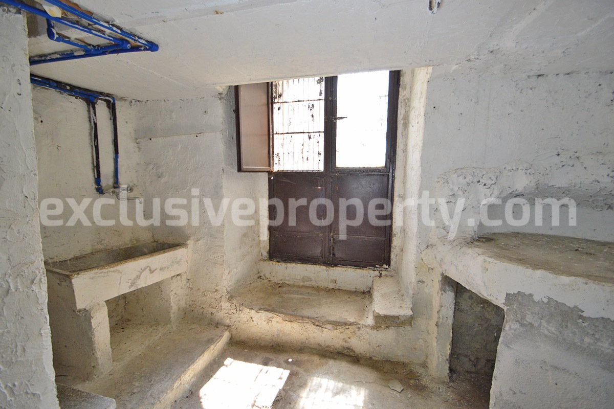 Traditional Italian Stone House with Courtyard for Sale in Castiglione Messer Marino - Abruzzo