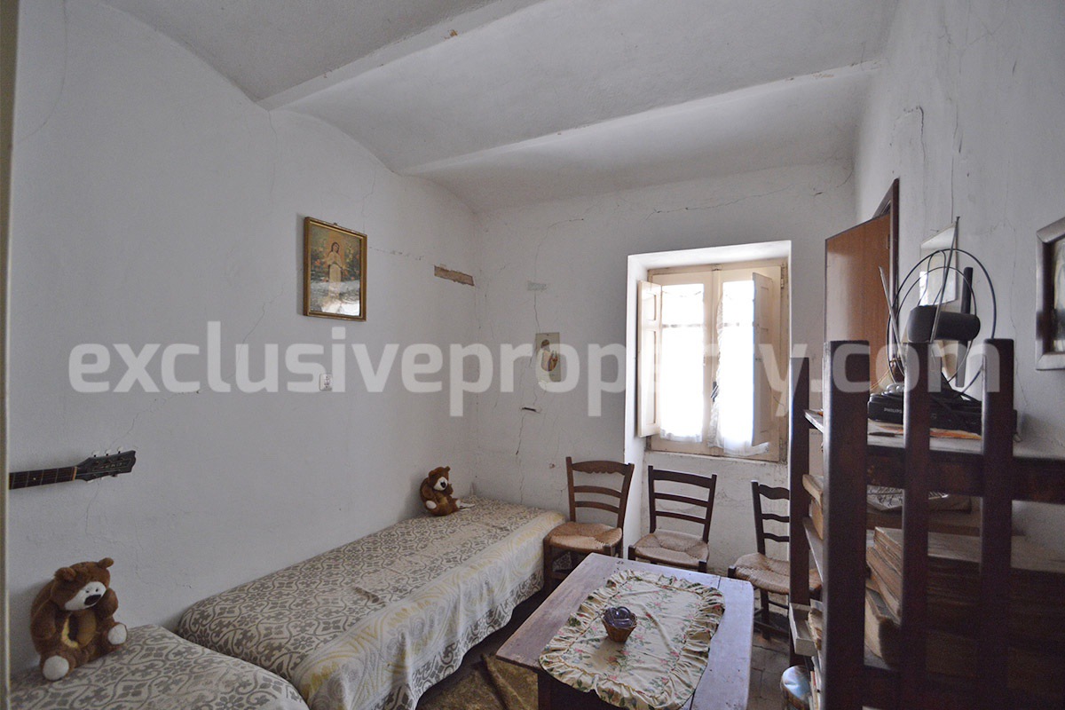 House for Sale in Italy - Historic Home in Montefalcone del Sannio - Molise with Vaulted Ceilings and Cellars