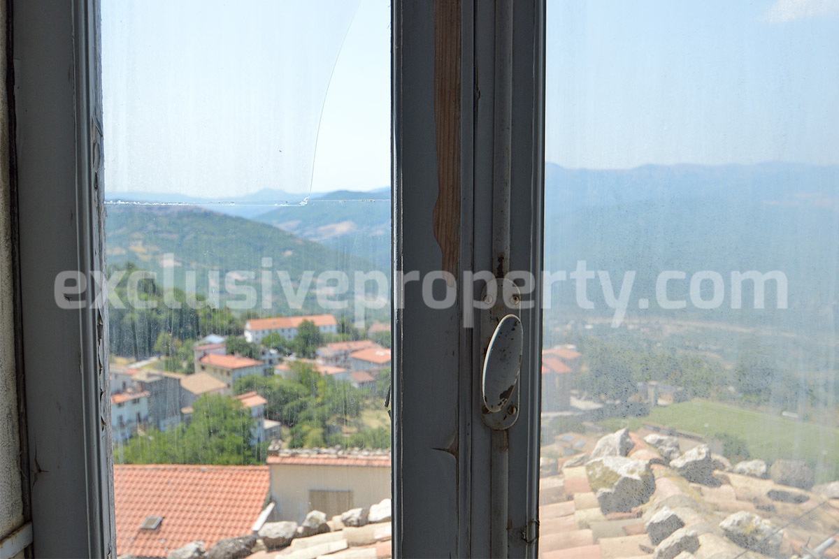 House for Sale in Italy - Historic Home in Montefalcone del Sannio - Molise with Vaulted Ceilings and Cellars