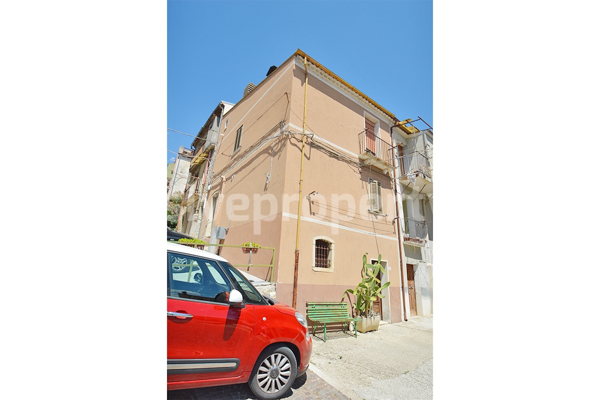 Townhouse for Sale in Molise Italy - 70 sqm with Cellar - Fireplace and Free Parking