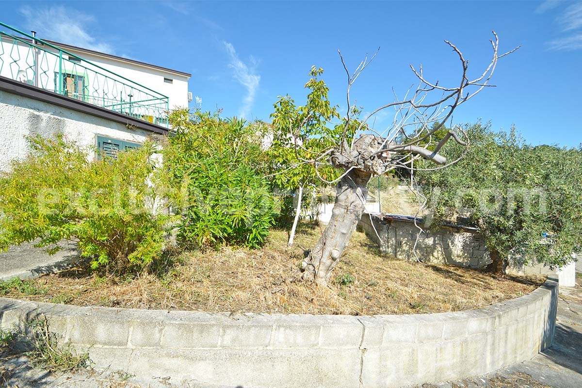 Country house with terrace and land for sale in Roccascalegna - Abruzzo - Italy