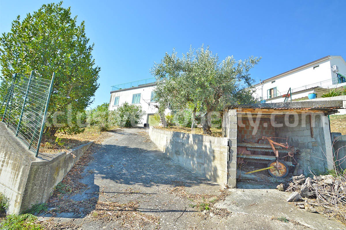 Country house with terrace and land for sale in Roccascalegna - Abruzzo - Italy