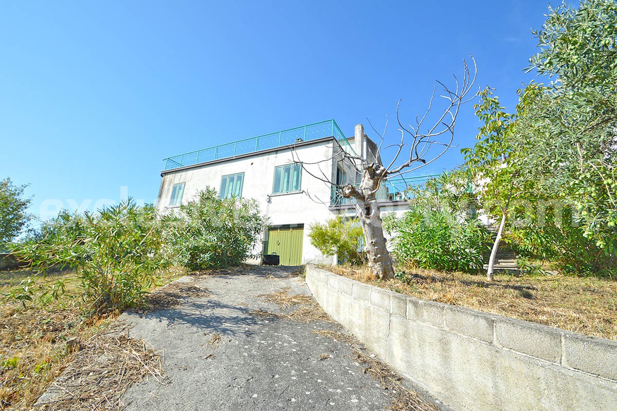 Country house with terrace and land for sale in Roccascalegna - Abruzzo - Italy