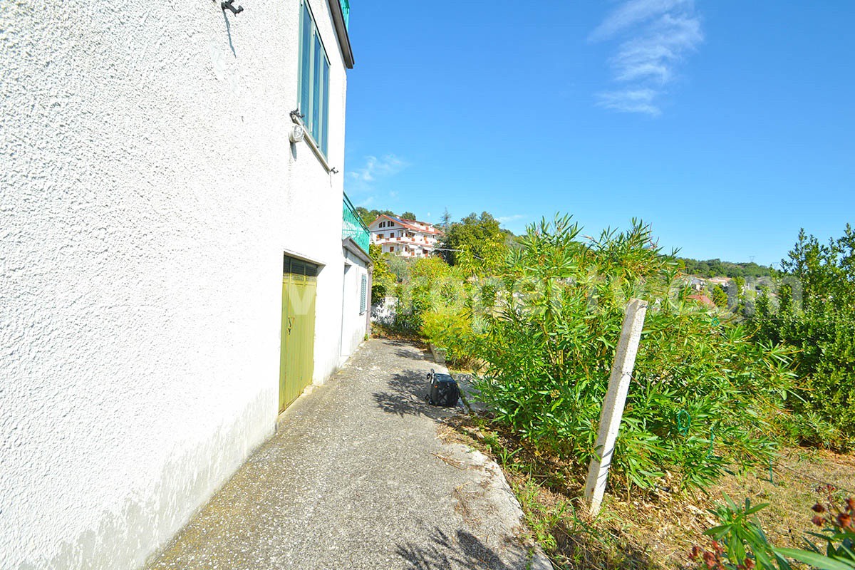 Country house with terrace and land for sale in Roccascalegna - Abruzzo - Italy